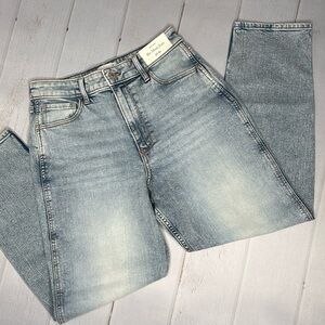 NWT - Abercrombie & Fitch - High Rise Mom Jean - Size 27 / 4R